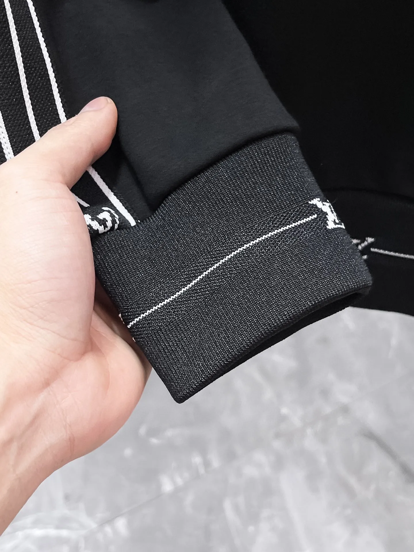 🅿️540 [LV Louis Vuitton] hot-selling suit is coming. Focus on the original version of the official website. 2025 new hot-selling round neck sweatshirt suit. The original order is the best 🇭🇰. It is the meticulous work of top designers for a fitting and perfect upper body effect. All-natural high-quality Tencel Roman cotton 100%, close-fitting comfort, noble and elegant! Original hardware embodies elegance and nobility! Counter size: M-3XL (maximum wear up to 190 pounds)